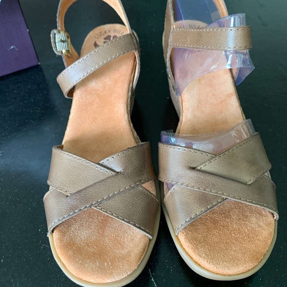 NWOT Lucky Brand Brandy Tumble Wedge Heel Leather & Suede Sandals Tan 8.5M NIB - Picture 1 of 12